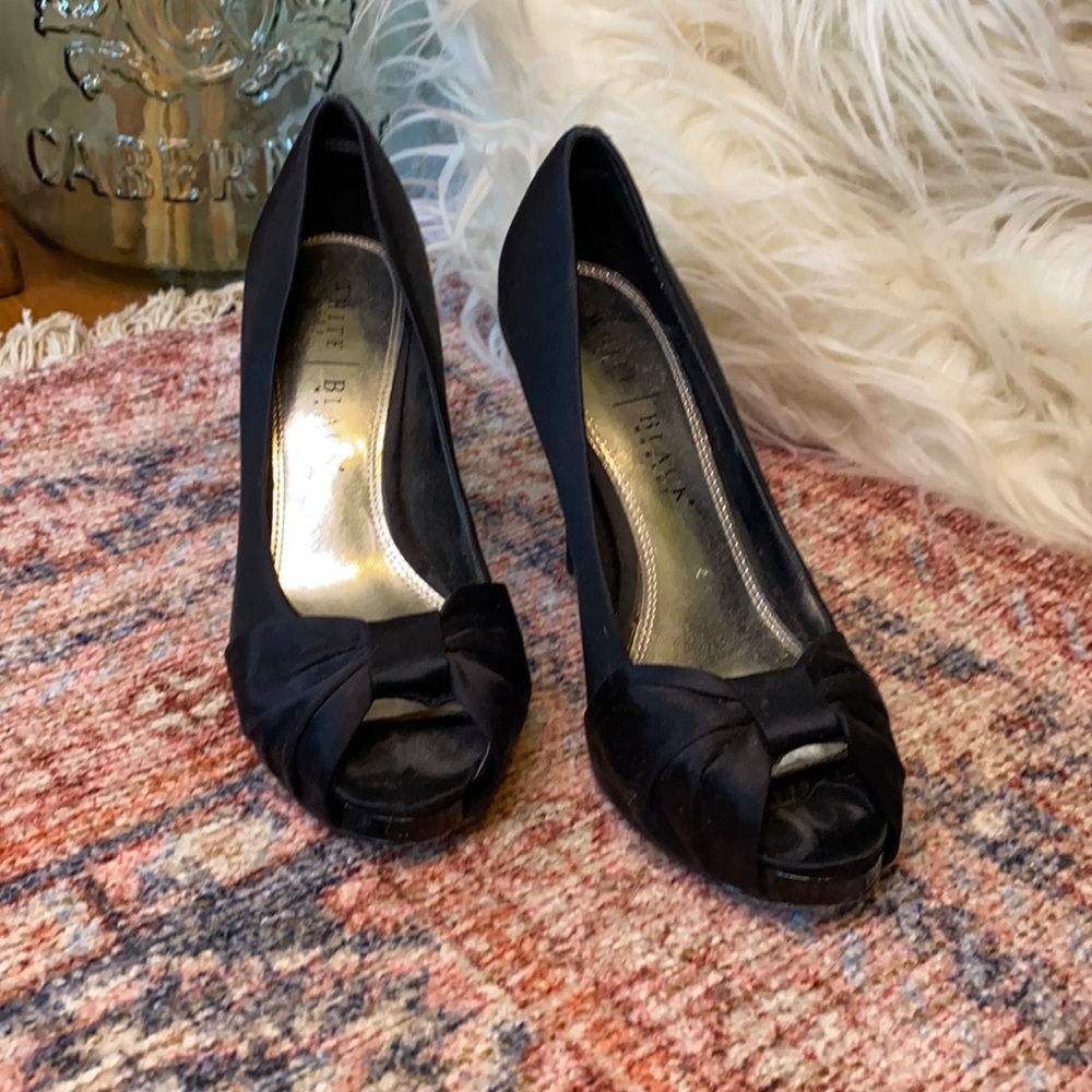 Black pumps